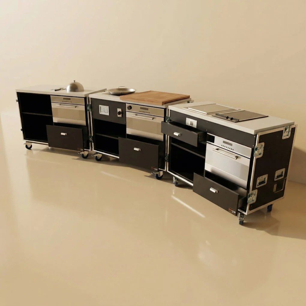 Mobile Küche aus drei Flightcase-Modulen mit Kochfeldern, Steamer, Backofen und Schubladen